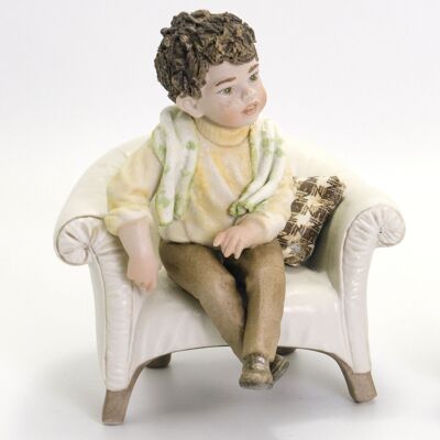 Figura de porcelana Lele en sillón