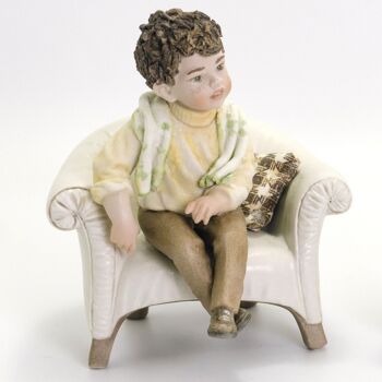 Figurine en porcelaine Lele dans un fauteuil 1