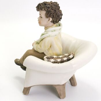 Figurine en porcelaine Lele dans un fauteuil 2
