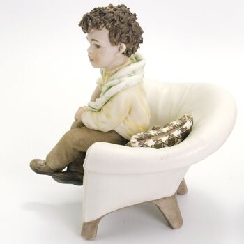 Figurine en porcelaine Lele dans un fauteuil 3