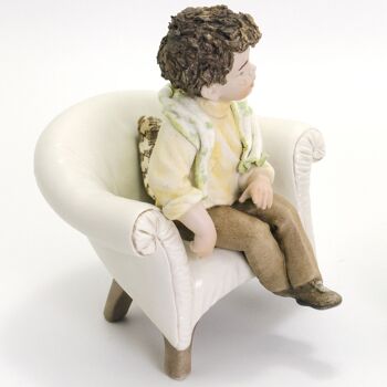 Figurine en porcelaine Lele dans un fauteuil 4