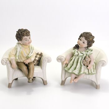 Figurine en porcelaine Lele dans un fauteuil 5