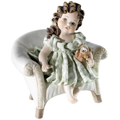 Figura de porcelana Lisetta en un sillón.
