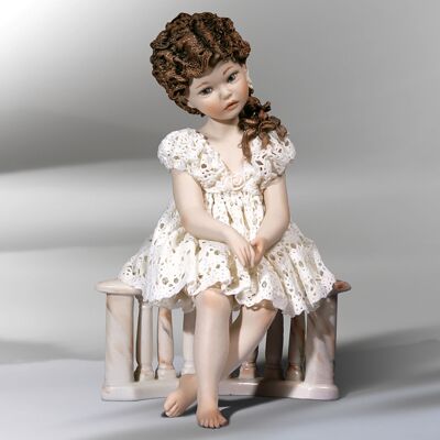 Figura de porcelana Luna, niña sobre balaustrada con vestido de encaje