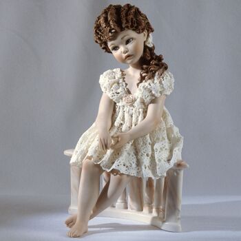 Figurine en porcelaine Luna, fille sur balustrade avec robe en dentelle 2