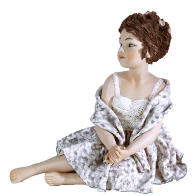 Statuina in porcellana Ludovica, ragazza in elegante abito tortora