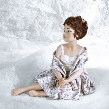 Figurine en porcelaine Ludovica, jeune fille en élégante robe gris tourterelle 2
