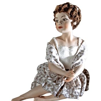 Figurine en porcelaine Ludovica, jeune fille en élégante robe gris tourterelle 3