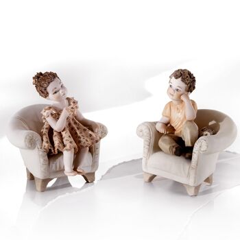 Figurine en porcelaine Pauline dans un fauteuil 2