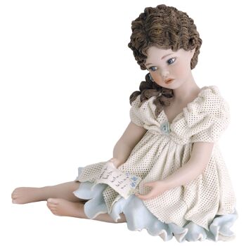 Figurine en porcelaine Ophélie, jeune fille avec lettre 2