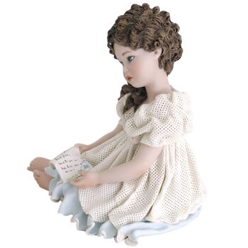 Figurine en porcelaine Ophélie, jeune fille avec lettre 3