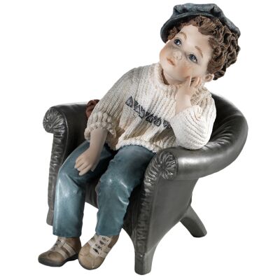 Figura de porcelana Piero en un sillón.