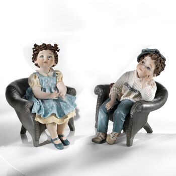 Figurine en porcelaine Piero dans un fauteuil 2
