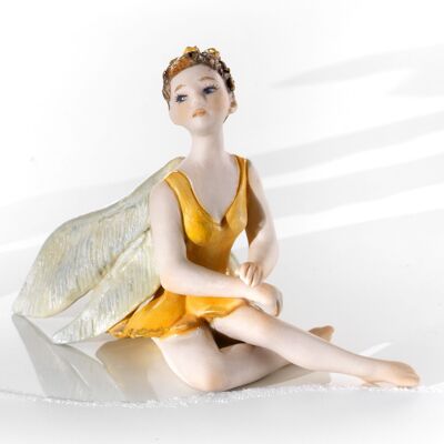 Figurine en porcelaine représentant la fée Peter Pan, la Fée Clochette