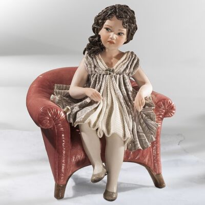 Figura de porcelana Roberta en un sillón.