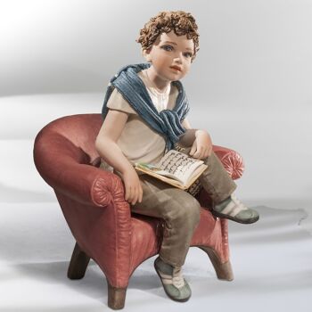 Figurine en porcelaine Roberto dans un fauteuil