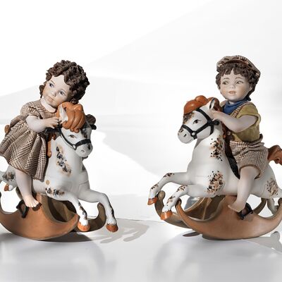 Figuras de porcelana de niños sobre caballitos de madera - grande (14/T82)