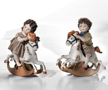 Figurines en porcelaine d'enfants sur des chevaux à bascule - grand (14/T82) 1