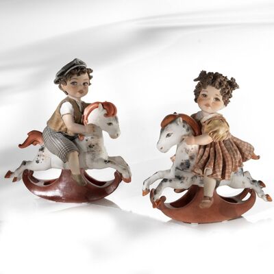 Figurines en porcelaine d'enfants sur des chevaux à bascule - moyen