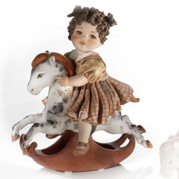 Figurines en porcelaine d'enfants sur des chevaux à bascule - moyen 2