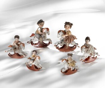 Figurines en porcelaine d'enfants sur des chevaux à bascule - moyen 3