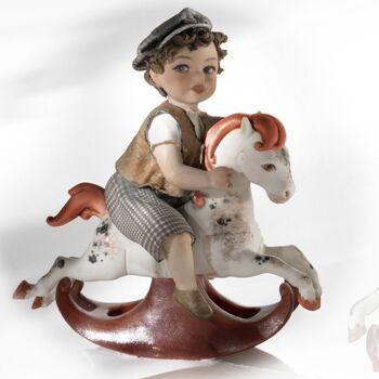 Figurines en porcelaine d'enfants sur des chevaux à bascule - moyen 4
