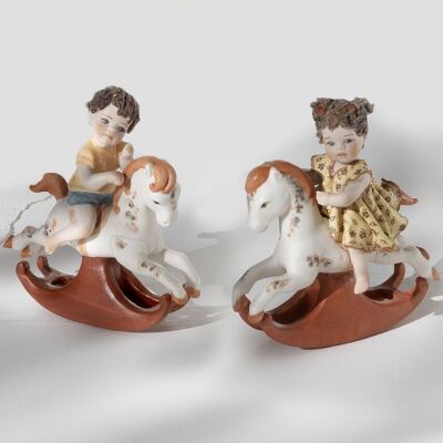 Figurines en porcelaine d'enfants sur des chevaux à bascule - mignon