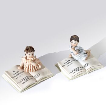 Figurines en porcelaine de nouveau-nés allongés sur le Livre de Vie 3