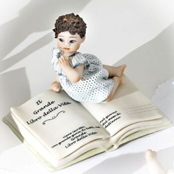 Figurines en porcelaine de nouveau-nés allongés sur le Livre de Vie 4