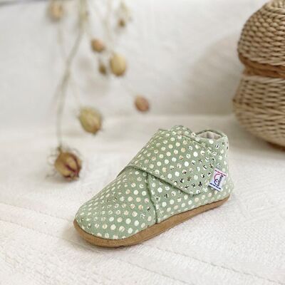 CHAUSSONS BÉBÉ-VALENTINE TAC vert amande à pois argent.