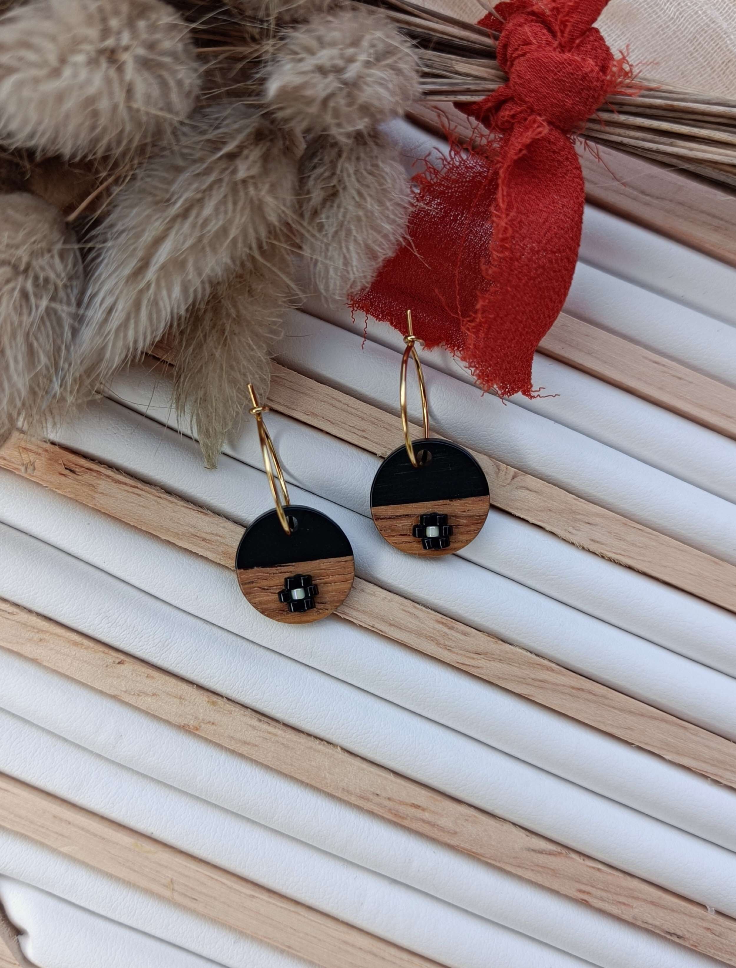 Orecchini a cerchio CREOLINE in acciaio inossidabile con resina rotonda e perline Miyuki intrecciate - Nero