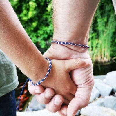 Bracciale intrecciato rosa e blu per un tocco di morbidezza