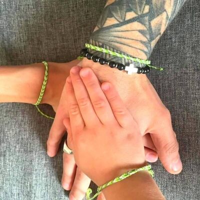 Pulsera tejida en verde y blanco para un vínculo inolvidable