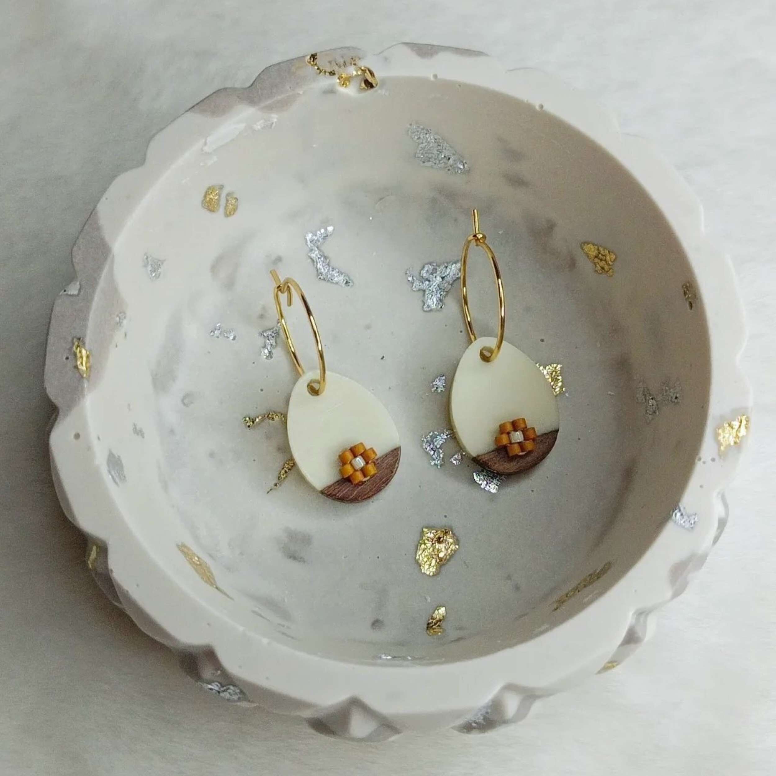 Créoles acier inoxydable CREOLINE résine en forme d'oeuf et tissage perles miyuki - Ecru