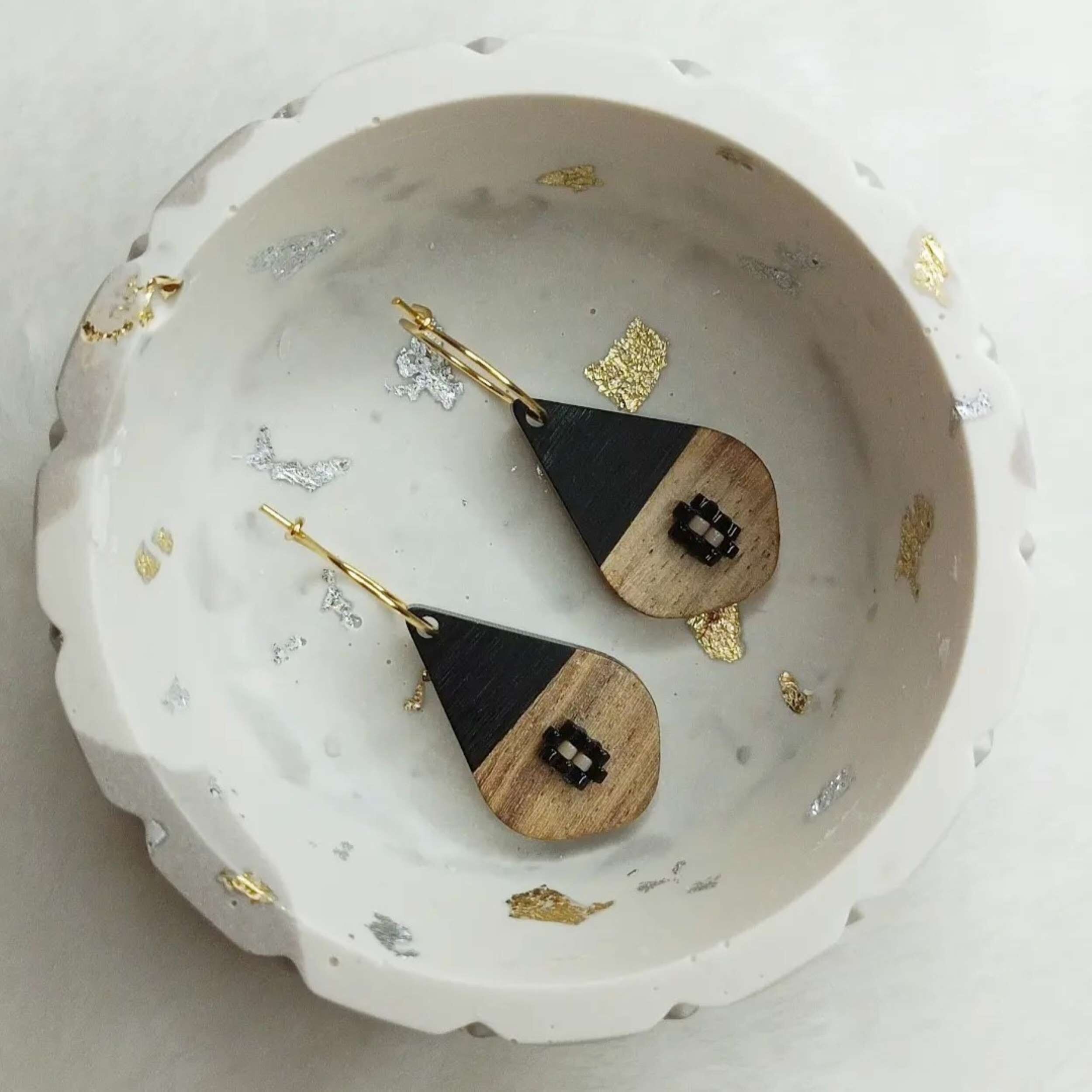 Orecchini a cerchio CREOLINE in acciaio inossidabile con resina a forma di goccia e intreccio di perline Miyuki - Nero