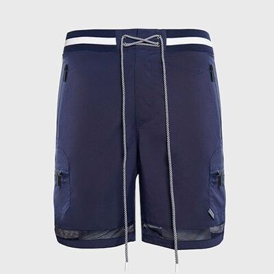 Boardshorts utilitarios con línea de malla