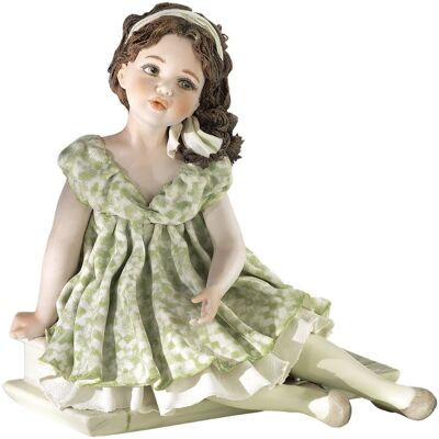 Figura de porcelana Federica, niña con vestido verde.