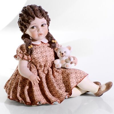 Figura de porcelana Sofía con osito