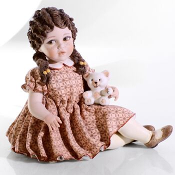 Figurine en porcelaine Sofia avec ours en peluche 1