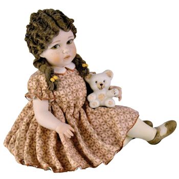 Figurine en porcelaine Sofia avec ours en peluche 3