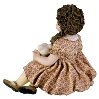 Figurine en porcelaine Sofia avec ours en peluche 4