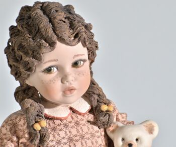 Figurine en porcelaine Sofia avec ours en peluche 5