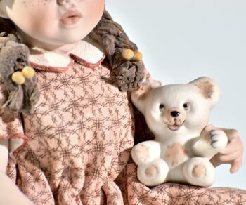 Figurine en porcelaine Sofia avec ours en peluche 6