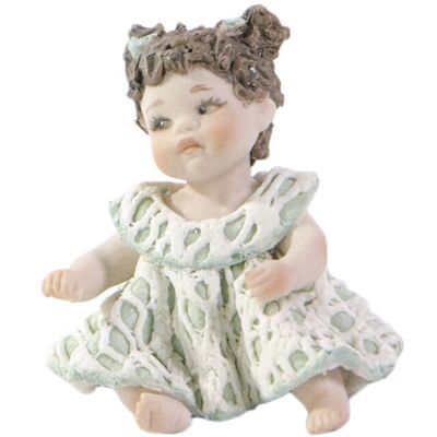 Figurine en porcelaine Thé, petite fille en robe de dentelle verte