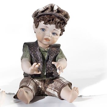 Figurine en porcelaine représentant un enfant assis portant des vêtements colorés - TinTin 1