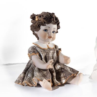 Porzellanfigur eines kleinen Mädchens, das in bunten Kleidern sitzt – Valentina