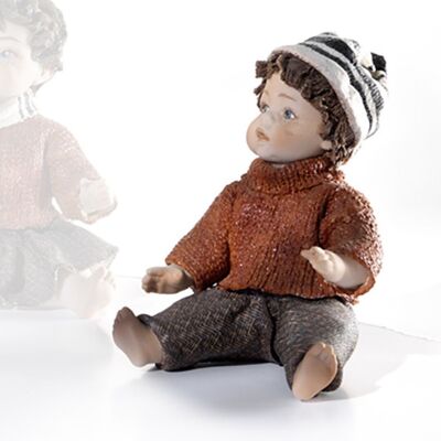 Figura de porcelana de un niño sentado con ropa de invierno - 169 W M