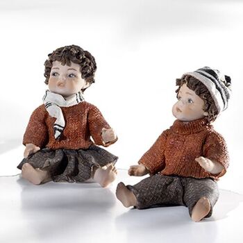 Figurine en porcelaine représentant un enfant assis en vêtements d'hiver - 169 W M 2