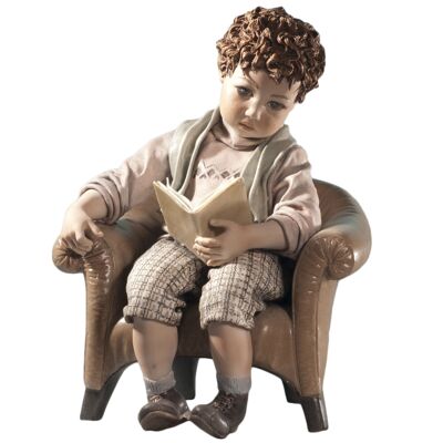 Figurine en porcelaine Oliver sur fauteuil