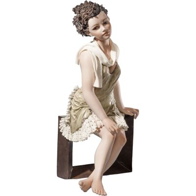 Estatua de porcelana Luz, mujer sentada en un banco.
